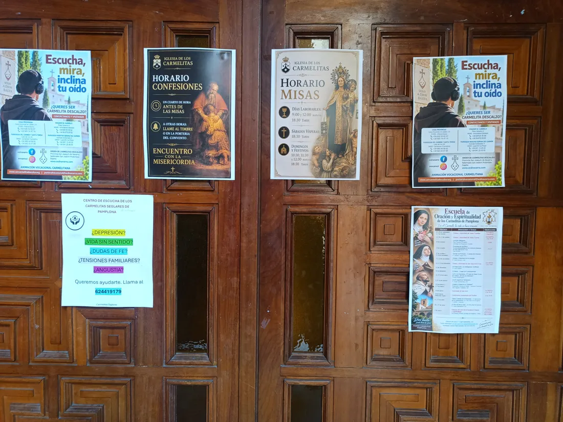 Puerta de una iglesia en Pamplona: cinco carteles